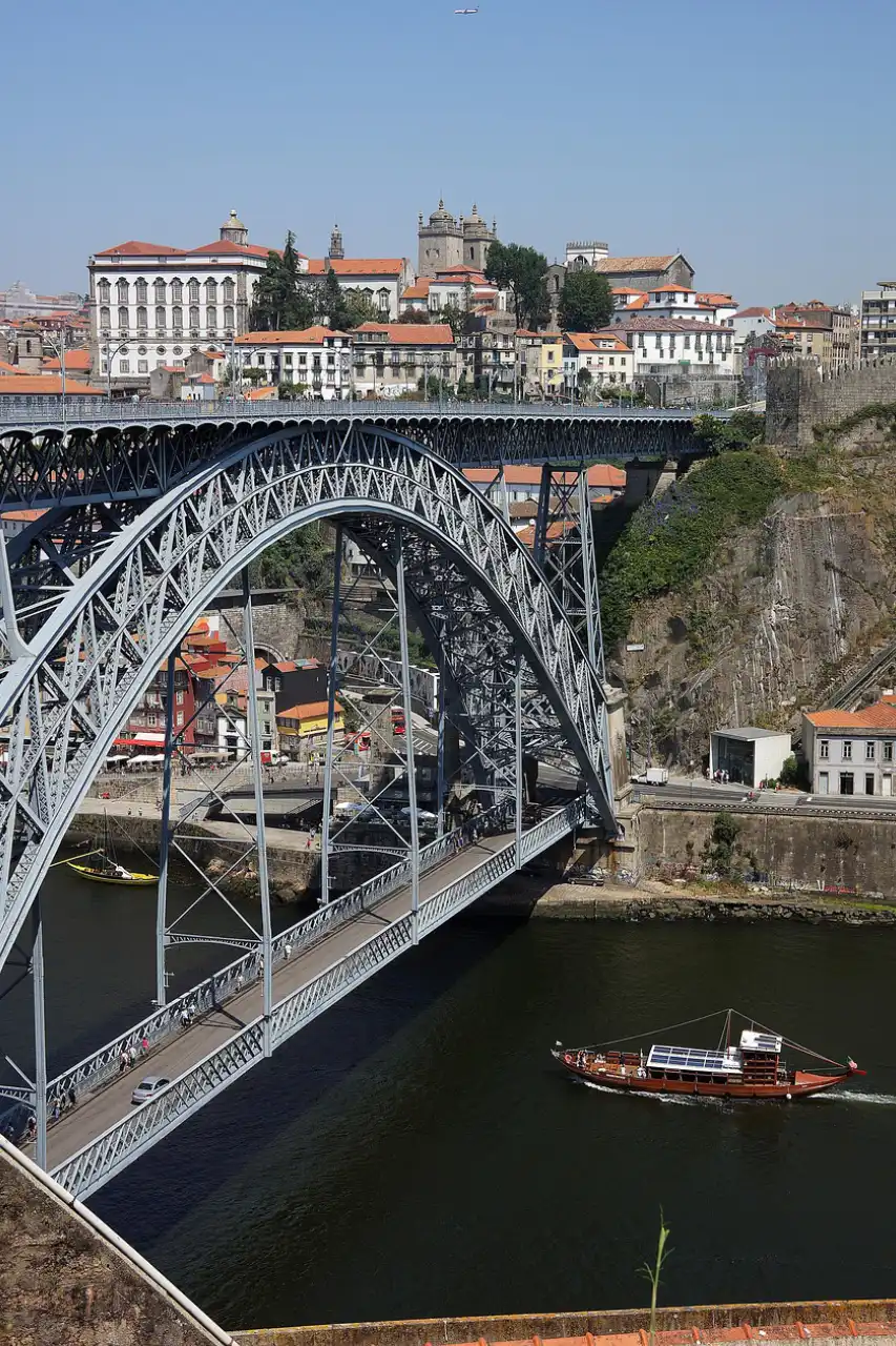 Vue sur le pont emblématique de Porto, point de repère pour des événements corporate uniques et prestigieux pilotés par Solal Events.