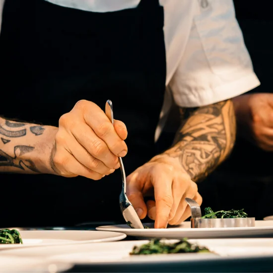 Chef préparant un plat gastronomique raffiné, animation culinaire proposée par Solal Events au Portugal