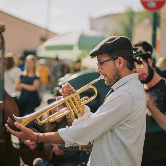 Musicien jouant de la trompette, animation locale authentique pour événements Solal Events en Algarve