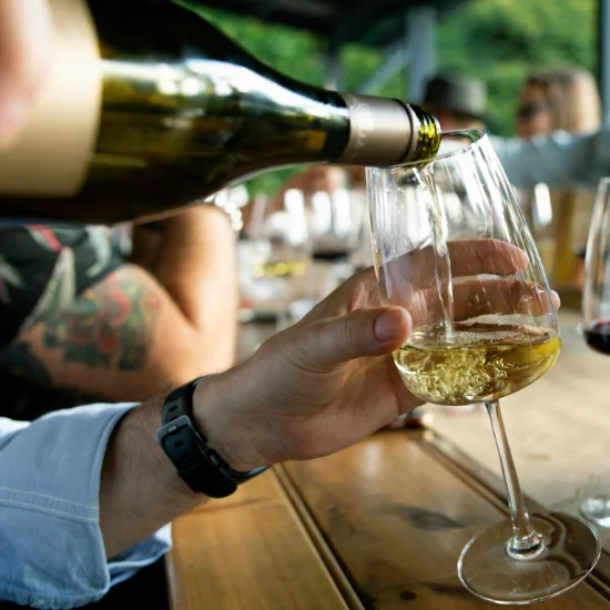 Sommelier servant un verre de vin, expérience œnologique raffinée et exclusive proposée par Solal Events