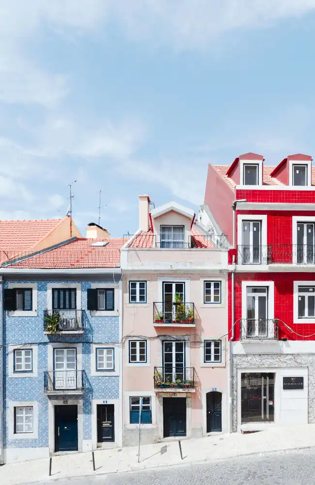 Alignement de façades colorées typiques d’une rue portugaise, symbolisant le charme urbain et l’authenticité que Solal Events met au service de vos événements au Portugal.