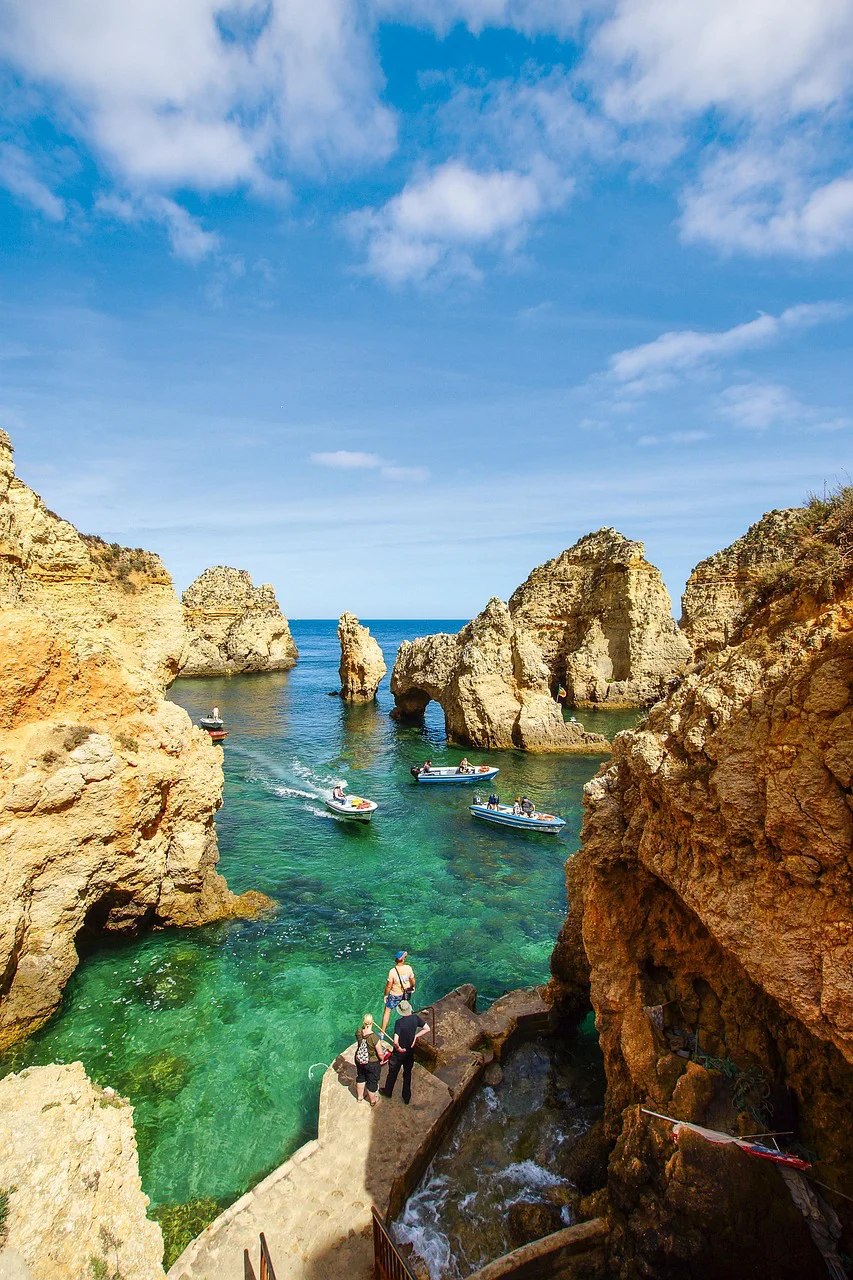 Vue panoramique de la Praia da Rocha à Portimão, Algarve, avec ses falaises impressionnantes et son océan bleu, lieu idéal pour des événements d’entreprise inoubliables organisés par Solal Events.