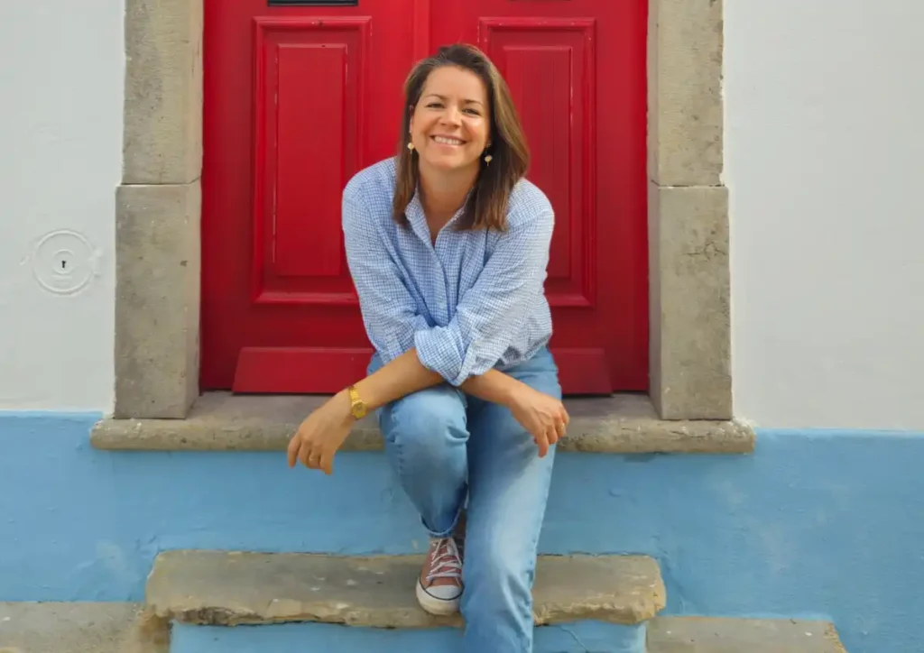 Portrait de Stéphanie da Silva souriante, fondatrice de Solal Events, rayonnant d’élégance et de confiance professionnelle.