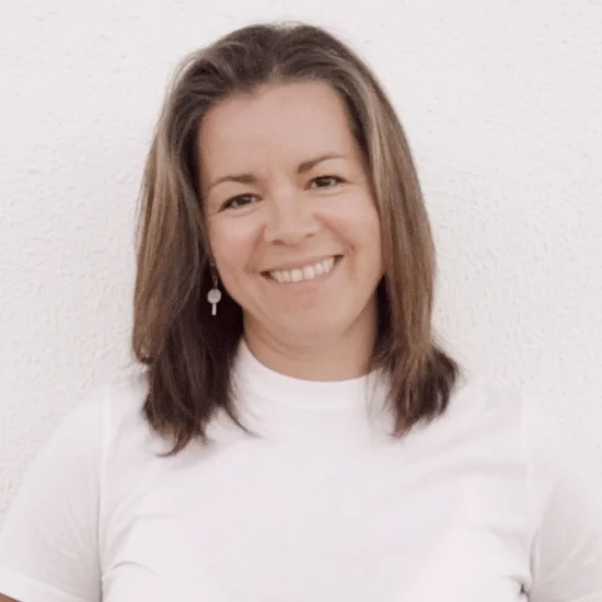 Portrait souriant de Stéphanie da Silva, fondatrice de Solal Events, incarnant la passion et l’engagement dans la réalisation d’événements corporate en Algarve et au Portugal.