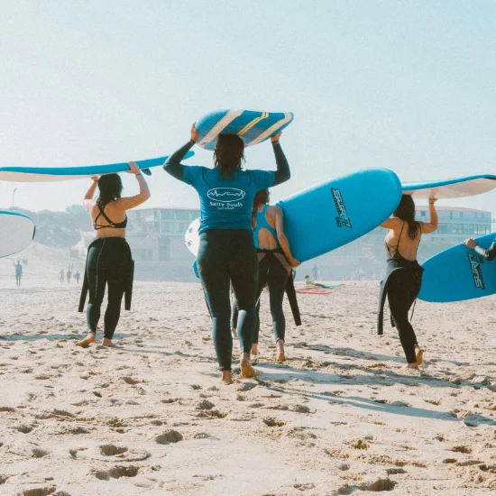Surfeurs en action sur la plage de l’Algarve, activité sportive et détente proposée par Solal Events